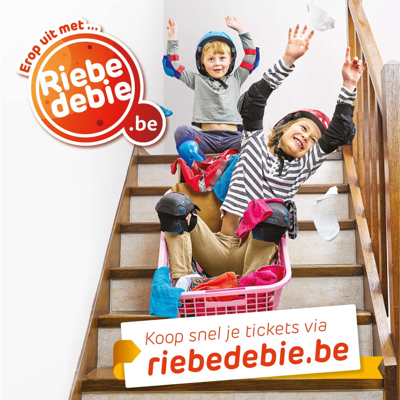 Foto van twee kinderen met valbescherming die in een wasmand van de trap af glijden, met de tekst "Erop uit met ... Riebedebie.be. Koop snel je tickets via riebedebie.be"