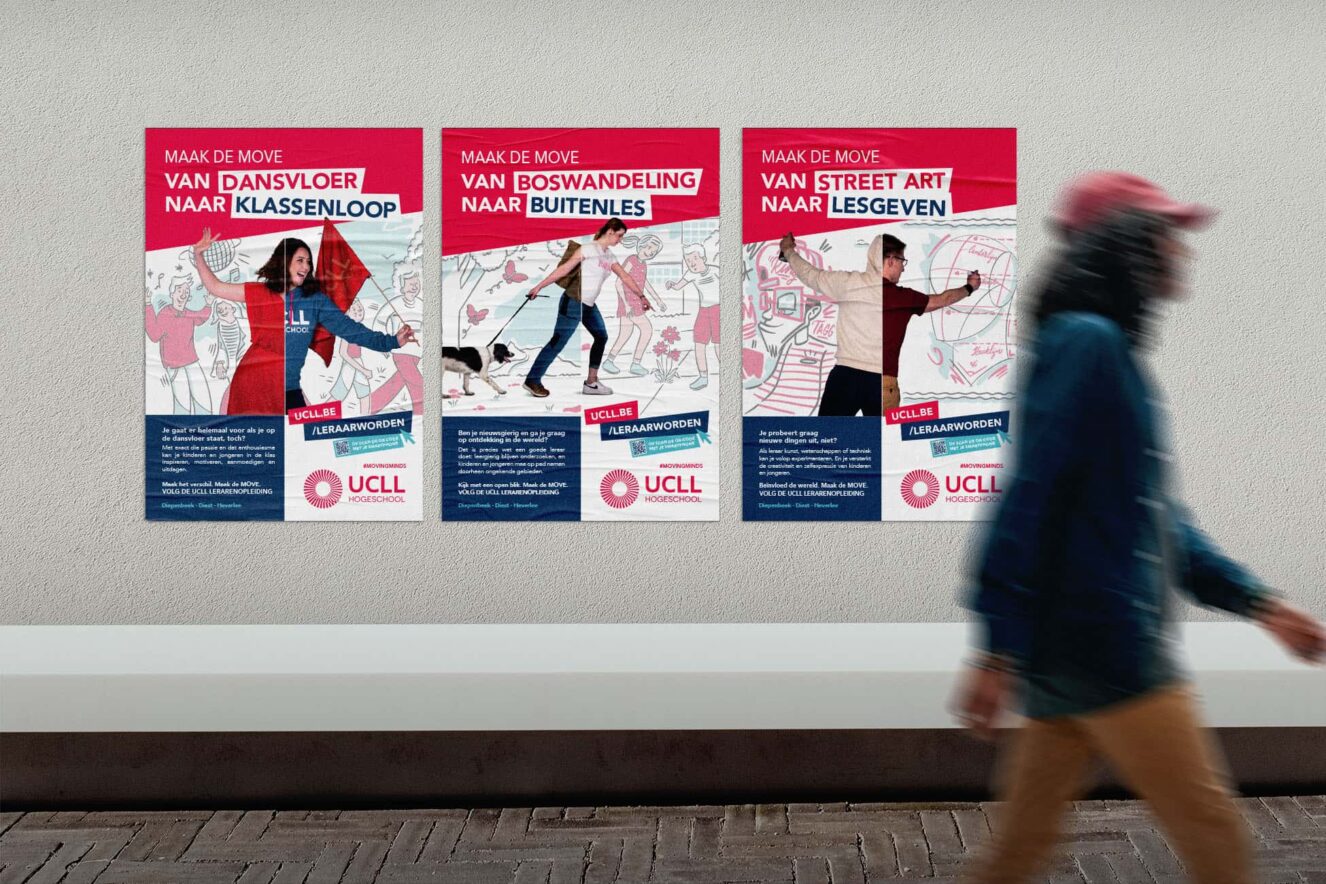 Foto van persoon die voorbij muur met 3 posters loopt. Op de eerste poster staat "Maak de move van dansvloer naar klassenloop", op de tweede staat "Maak de move van boswandeling naar buitenles" en op de derde staat "Maak de move van street art naar lesgeven".
