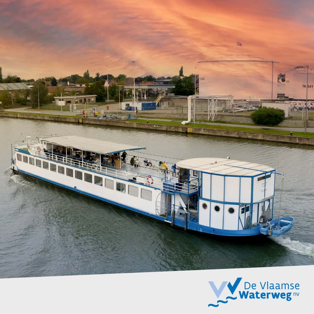 Foto van mensen op een schip op open bedrijvendag