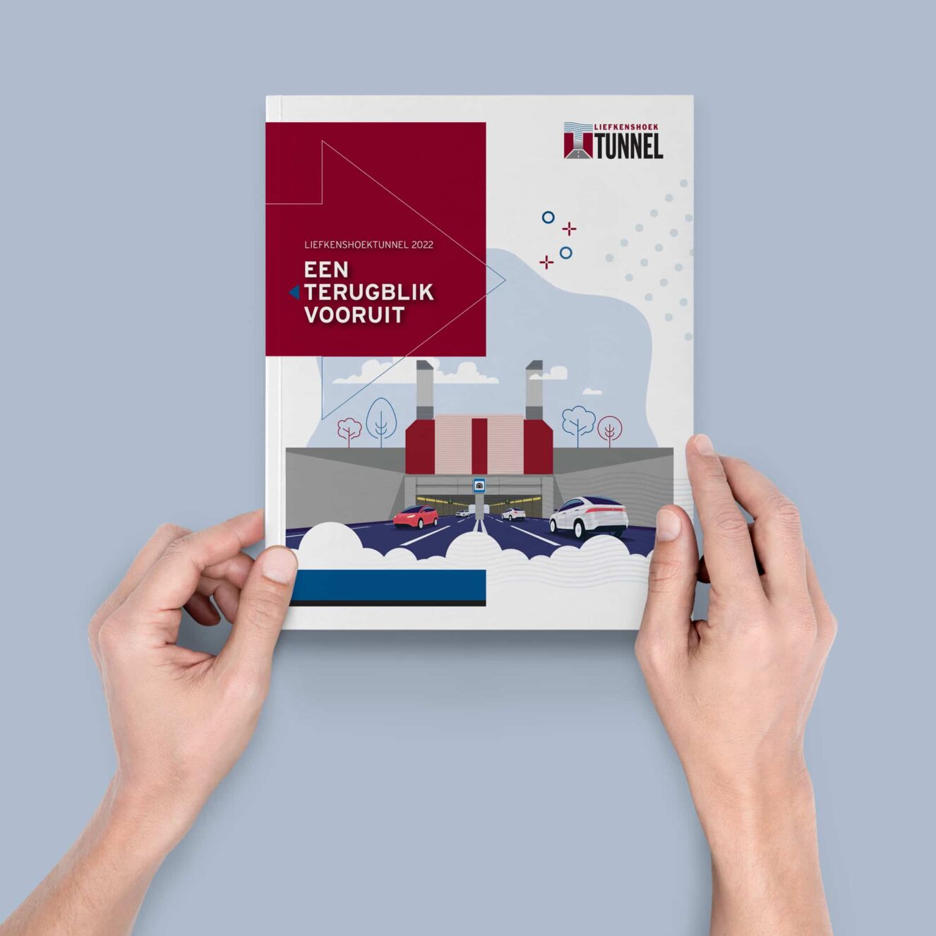 Foto van 2 handen die het jaarverslag van de Liefkenshoektunnel vasthouden