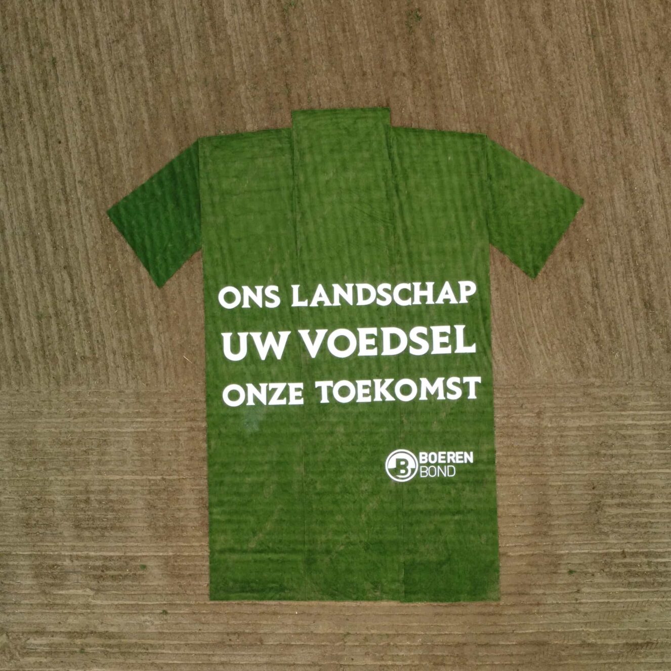 Foto van een enorm wielertruitje in een akker tijdens de wielerklassiekers